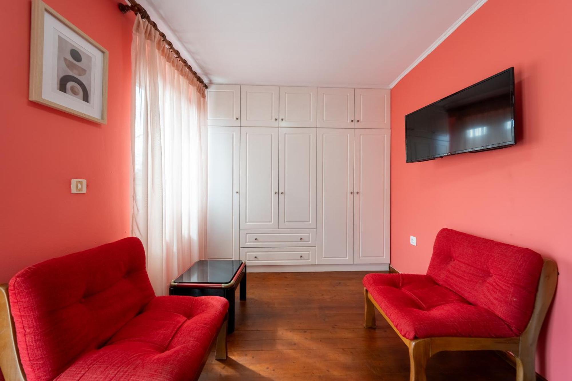 Dora's Happy Apartament Mantouki